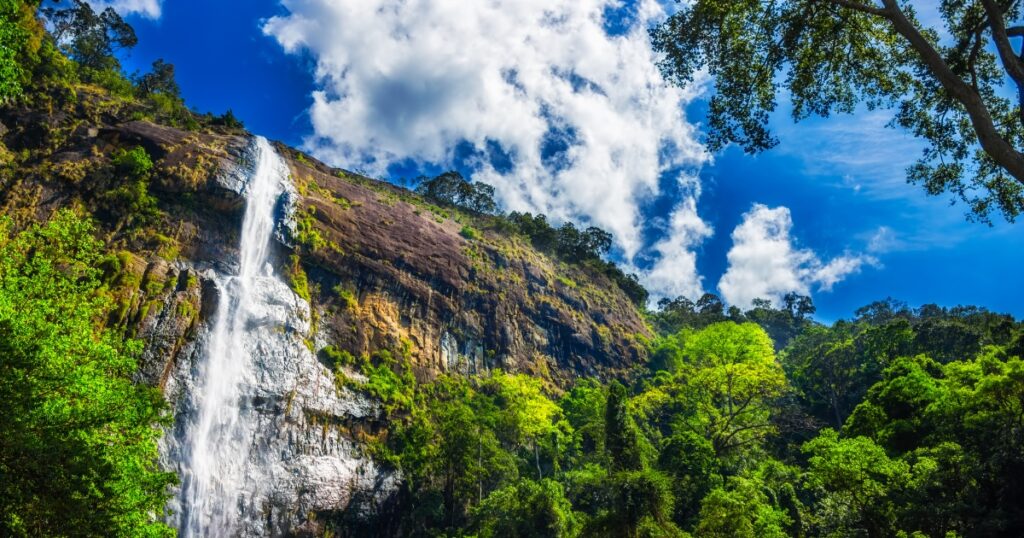 Diyaluma waterfall