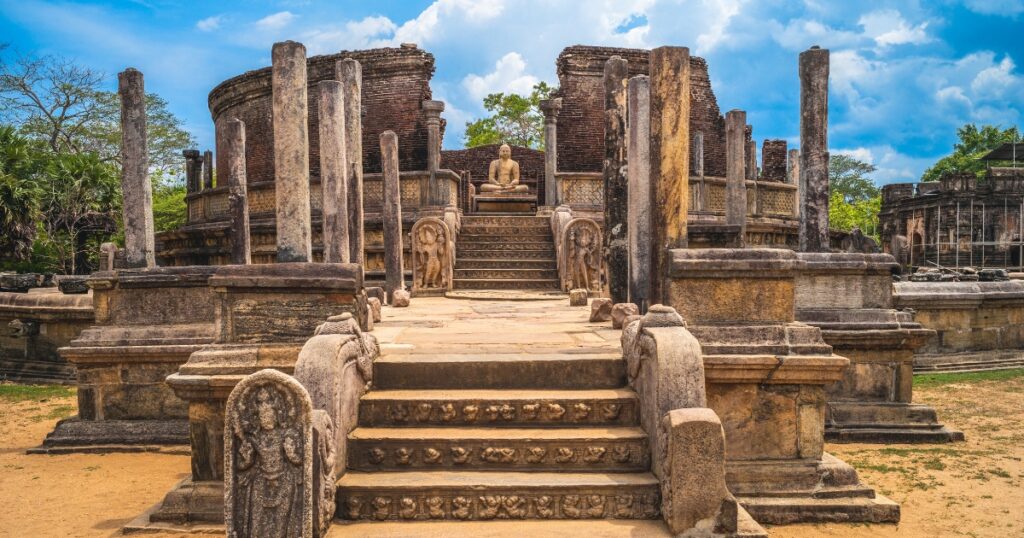 buddha statue in polonnaruwa