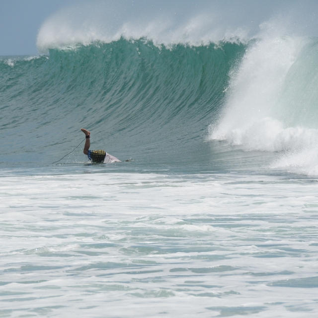 arugam bay surfing into waves