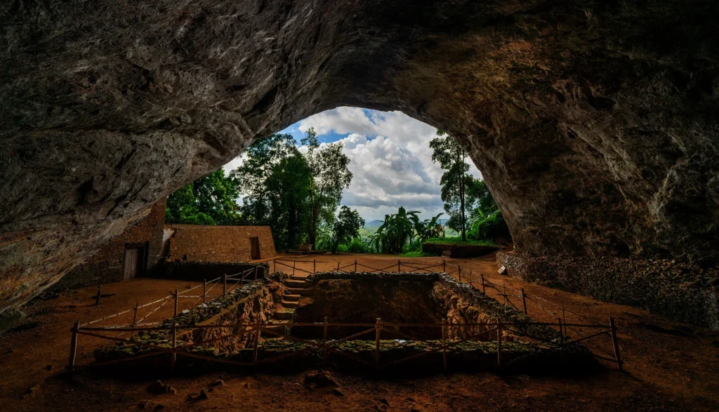 Pahiyangala-Cave