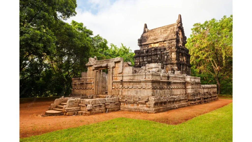 Nalanda Gedige surrounded by trees1